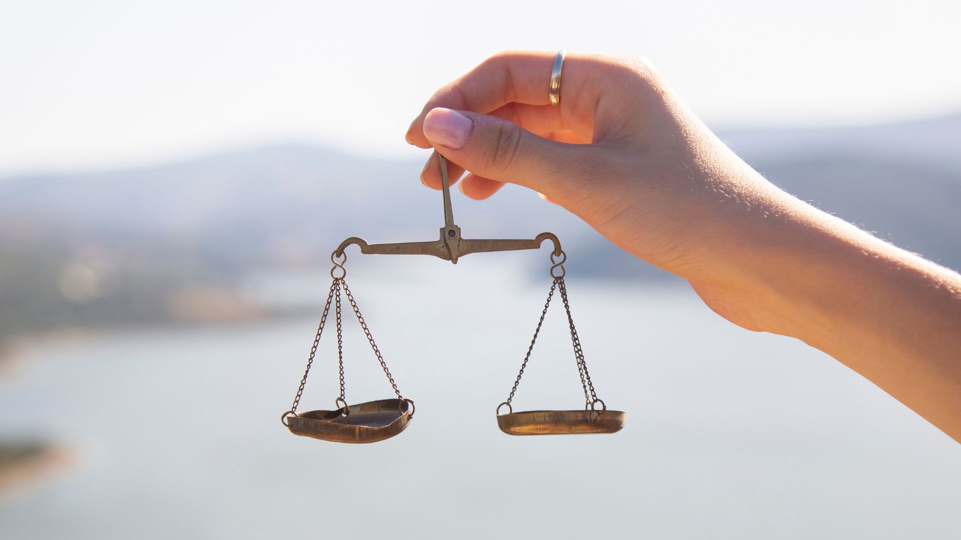 收支是否持續赤字
